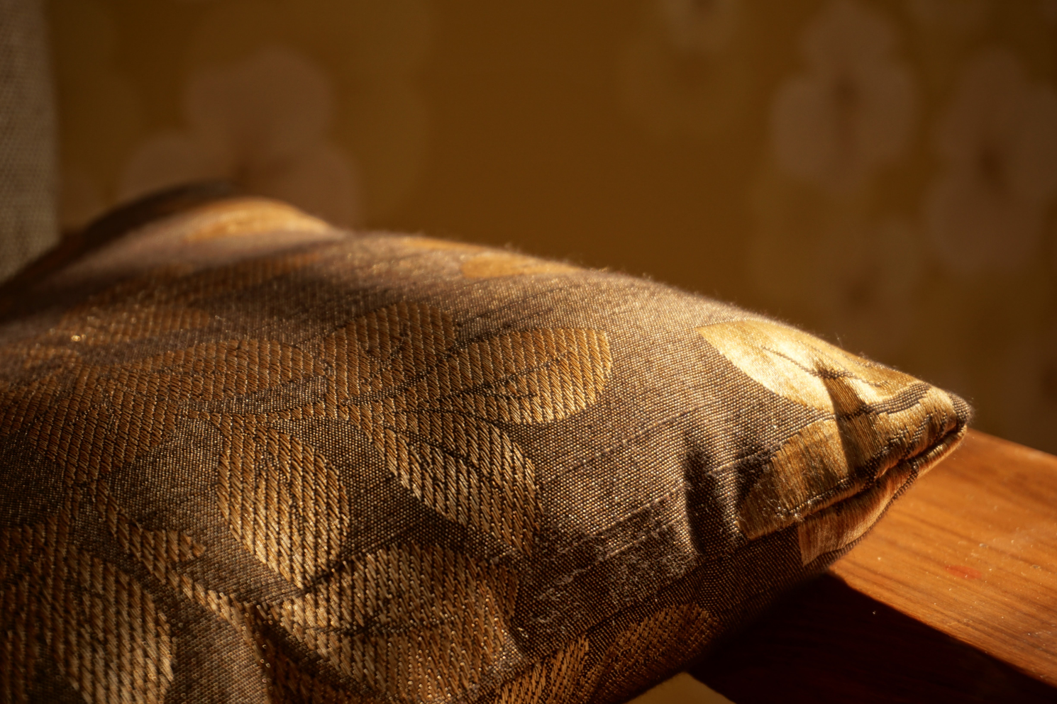 Cuscino marrone con decori dorati